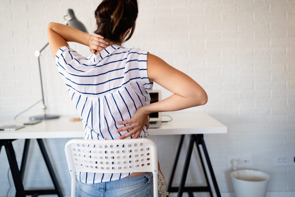 Praca siedząca i ból kręgosłupa – jak sobie z nim poradzić?